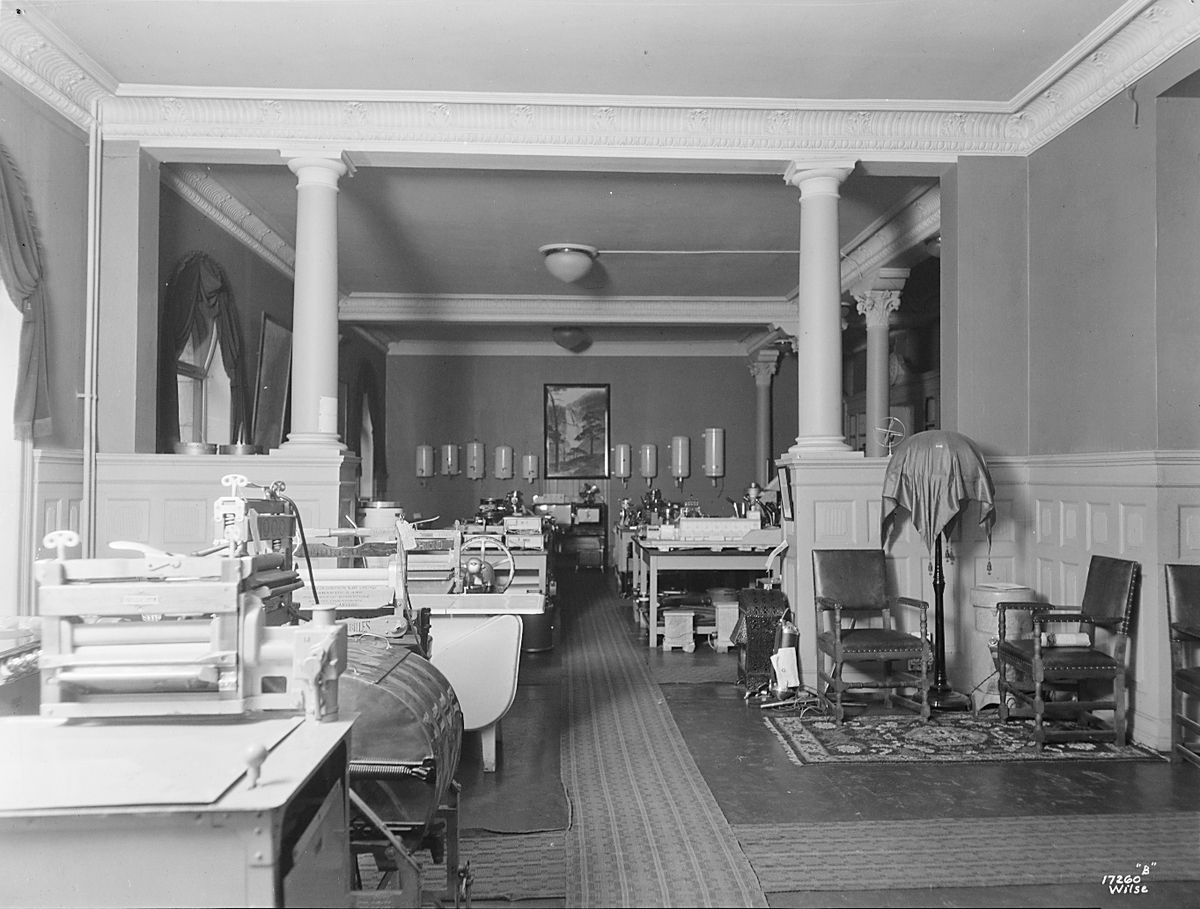 Elektrisitetsverket utstilling med bla varmtvannsbeholder, tøyruller etc.. Fotografert 1923.