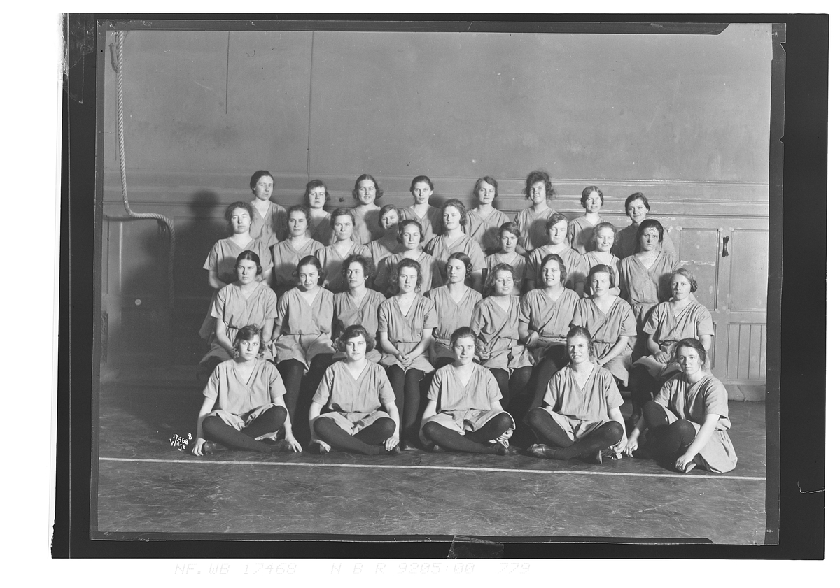 Gruppeportrett av kvinner fra Statens gymnastikkskole. Fotografert 1923.