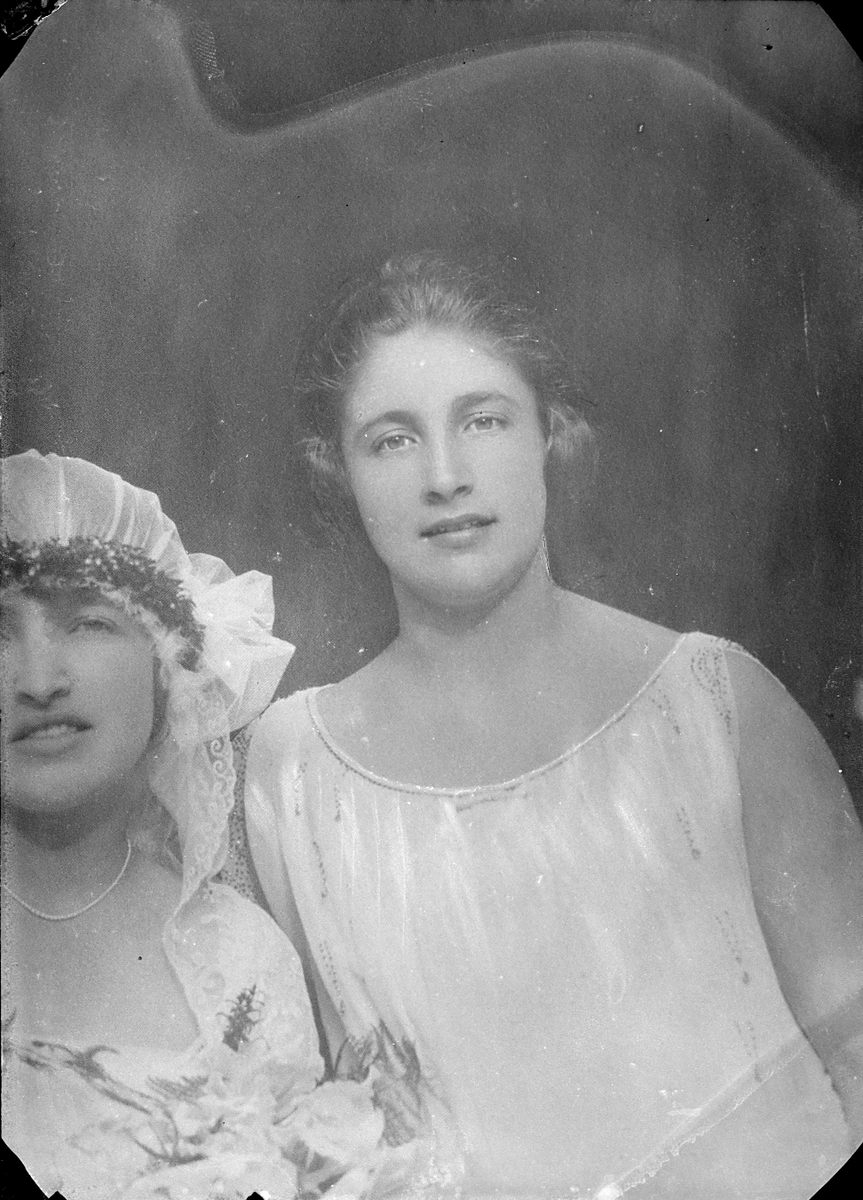Porterett av brud med slør og blomster sammen med ant brudepike. Fotografert 1923.
