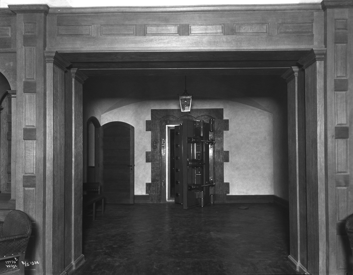 Dør til bankhvelv står åpen, Christiana Bank & Kredittkasse. Fotografert 1924.