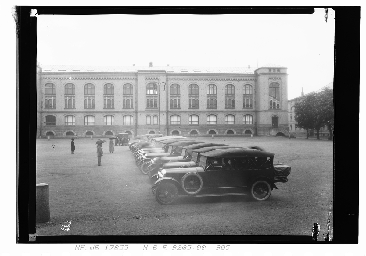 Flere biler fra organisasjonen "Kjenn ditt land" parkert på Tullinløkka. Fotografert 1924.