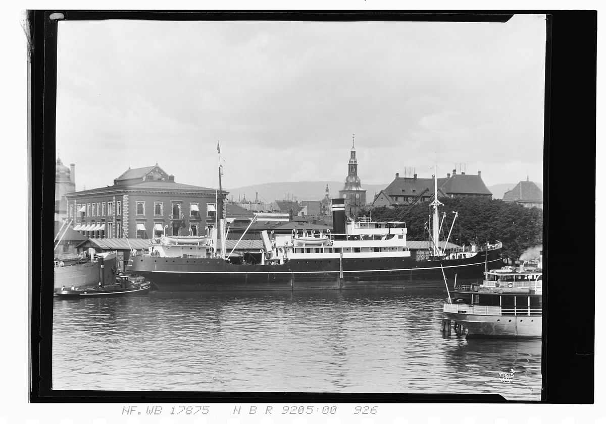 Passasjerskipet "Kong Dag" ligger til kai ved Langkaia, Oslo havn (Tollbodbryggen). Fotografert 1924.