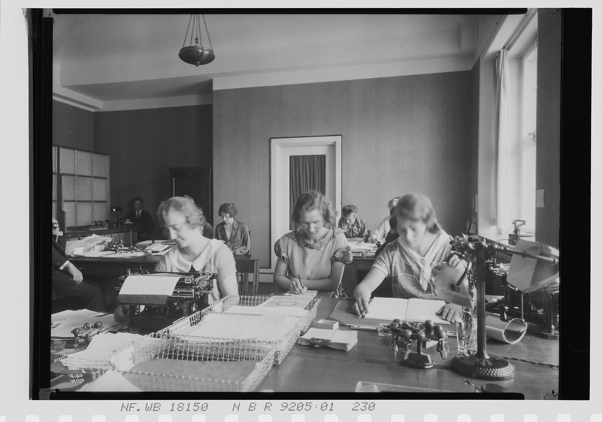 Kvinner sitter sammen på kontor, Vinmonopolet. Fotografert 1924.