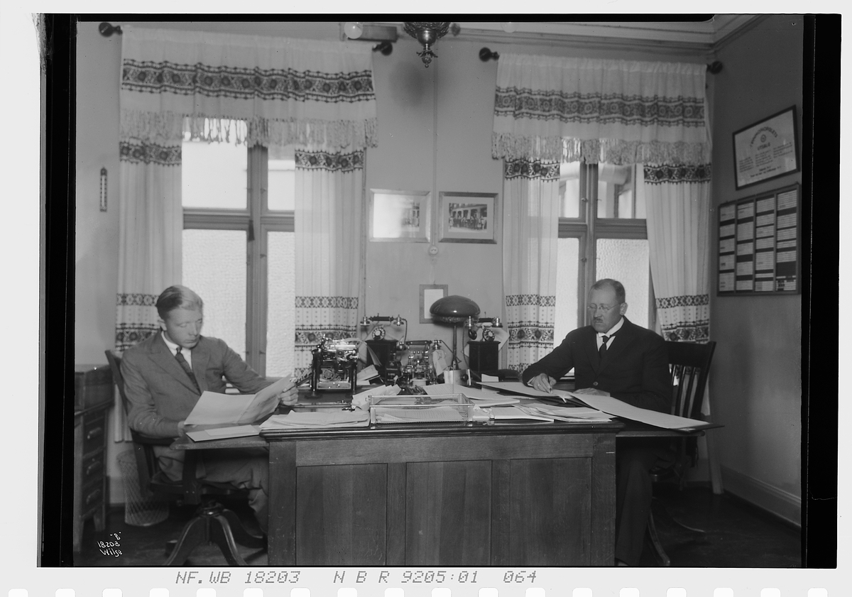 To kolleger deler kontor og skrivebord. Fotografert 1924.