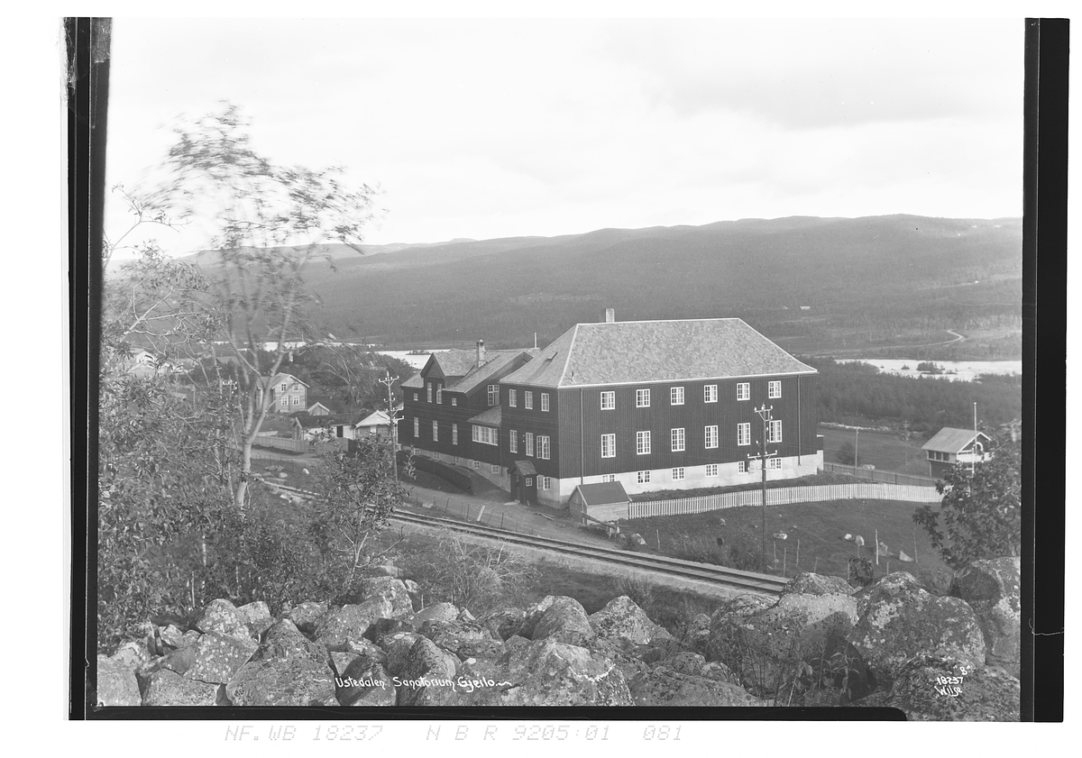 Ustedalen sanatorium. Vest- og nordfasade. Jernbanelinje går forbi. Fotografert 1924.