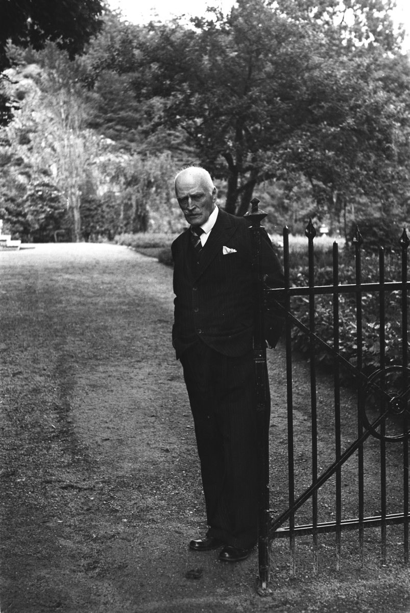 Forfatteren Knut Hamsun ved porten til sin bolig ved Nørholmen utenfor Grimstad.