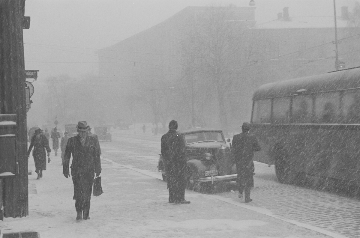 Mennesker utenfor Det Norske Nobelinstitutt i Hensrik Ibsens gate, Oslo. Fotografert 1940.