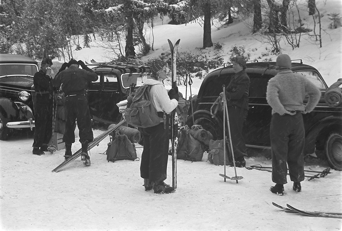 Skigåere utenfor biler klar for hjemtur etter påsken. Fotografert 1940.