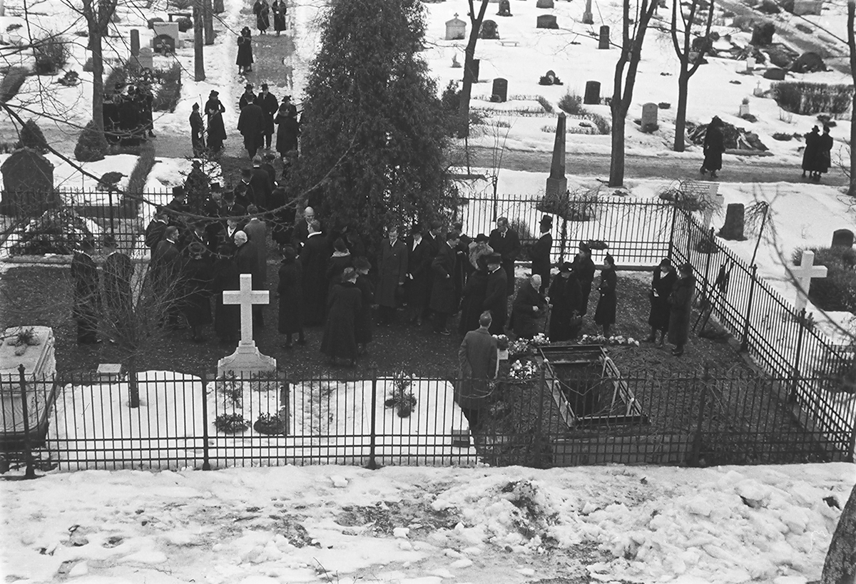 Begravelsesfølget ved båren til fru Kiær på Ullern kirkegård. Fotografert 1940.