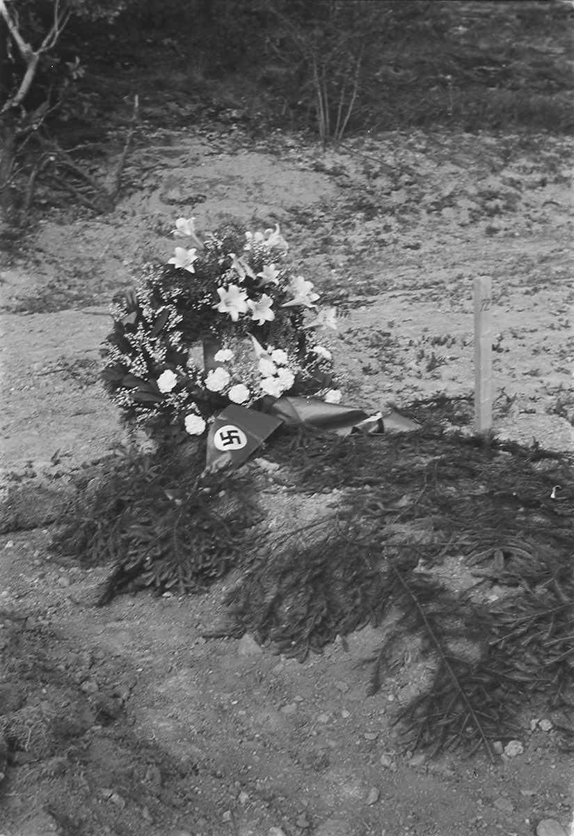 Blomsterkrans på nazigrav.