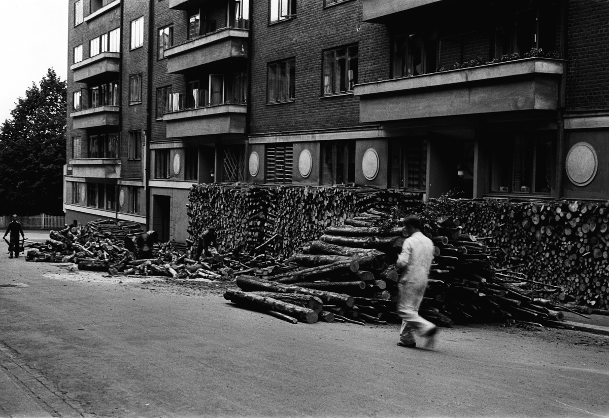 Ved og tømmerstabler til vedforsynging gjennomvinteren i Oslo. Fotografert 1941.