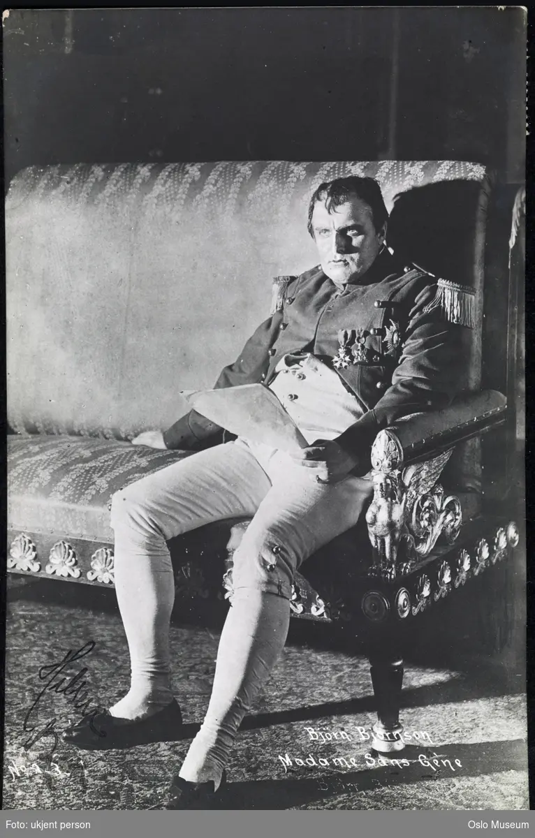 portrett, mann, skuespiller, rollebilde, Keiser Napoleon I i "Madame Sans Gêne" på Nationaltheatret, sittende helfigur, kostyme