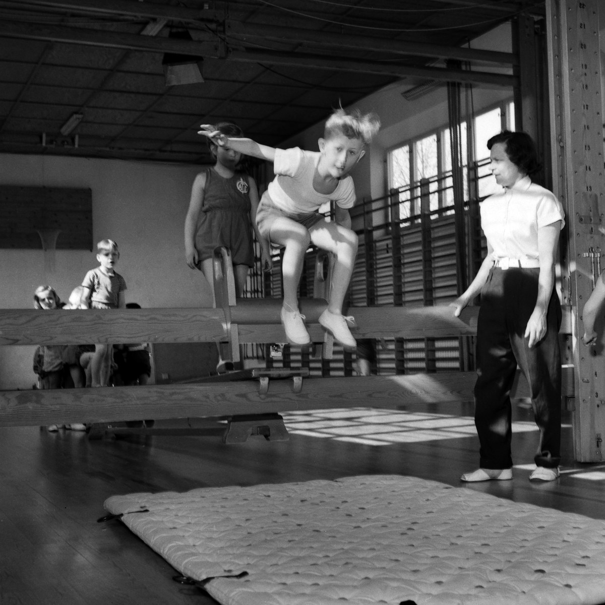 Redskapsgymnastik i någon av Linköpings gymnastiksalar. Just dessa övningar bedrevs i ABF:s Gymnastikförenings regi. Året var 1953.