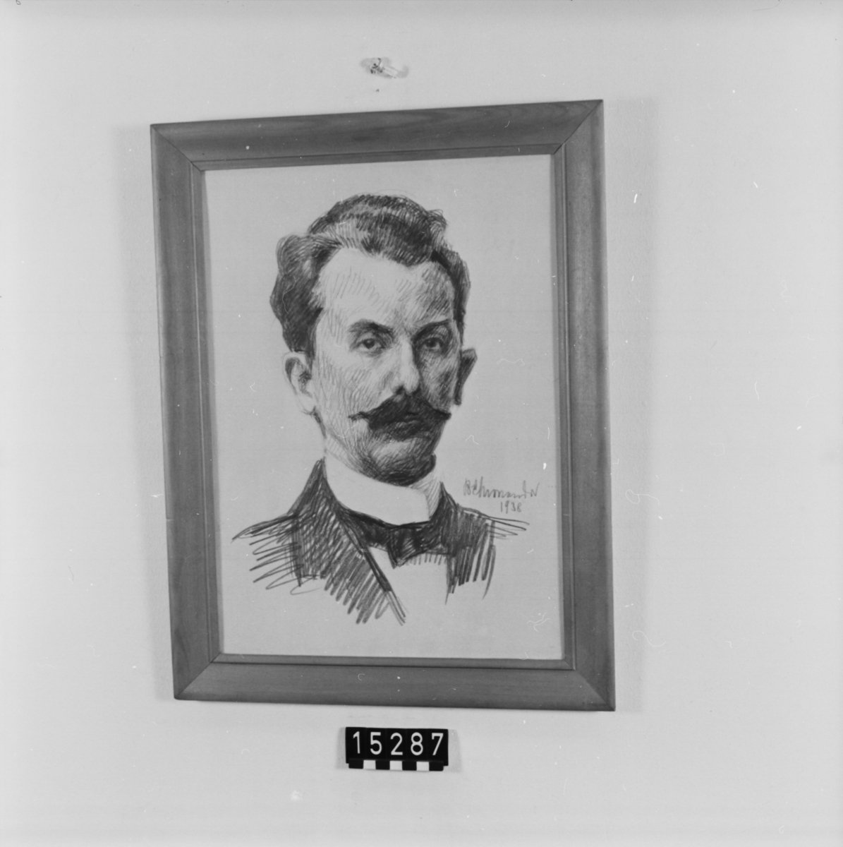 Porträtt i blyerts, av Ernst Waldemar Jungner, född 1869, död 1924. I glas och ram.