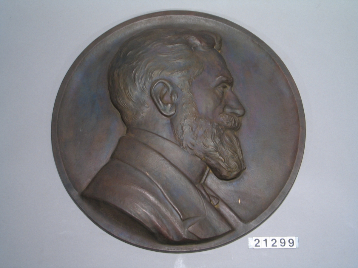 Porträttmedaljong i gips över H.T. Cedergren, f. 1853, d. 1909. Utförd efter medaljong i brons signerad E. Lindberg, av Skulptör Leo Holmgren, Stockholm.