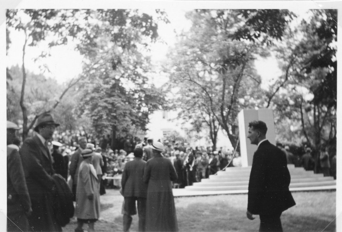 En folksamling runt Tempelriddaremonumentet i Södra parken, Gränna, strax före avtäckning.