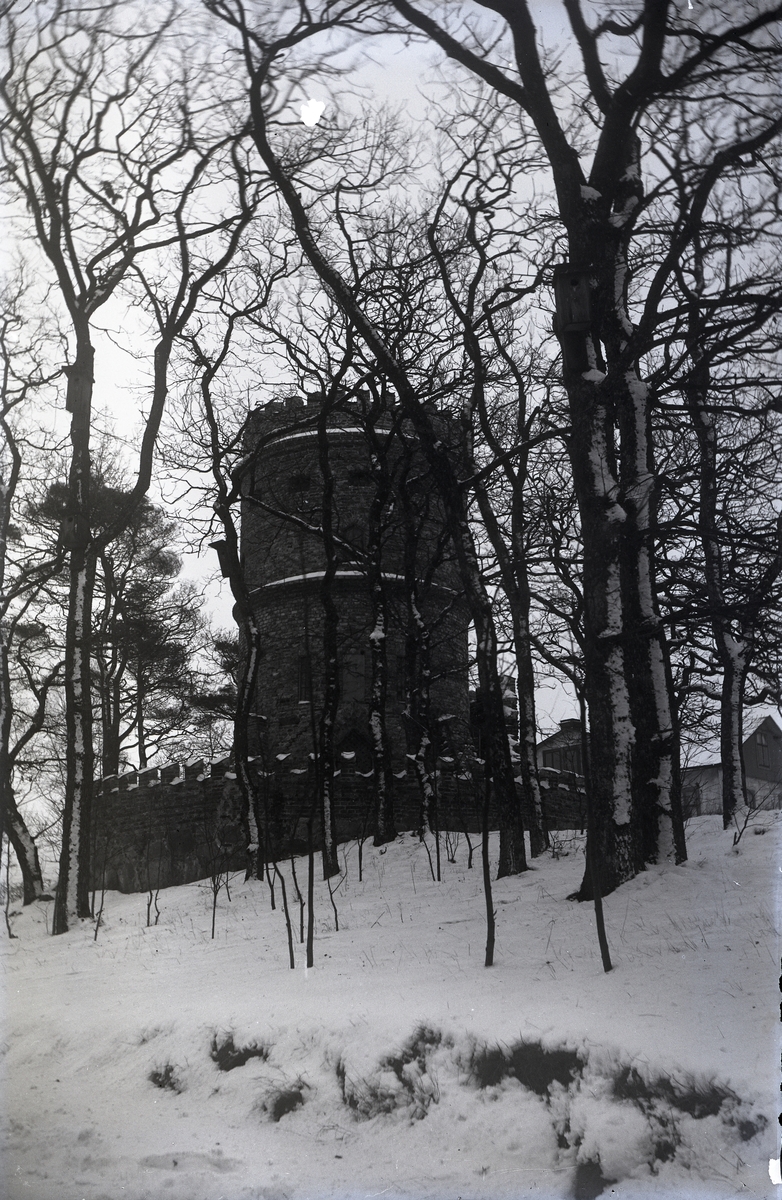 Slottsmöllan, Högelid, Wallbergska tornet.

Utsiktstornet vid Högelid.

Då fabrikör Alfred Wilhelm Wallberg gjorde upp en skiss till utsiktstornet på Galgberget, lät han bygga ett liknande torn på sin egen mark vid Högelid. Det användes senare som förvaringsplats för rotfrukter.