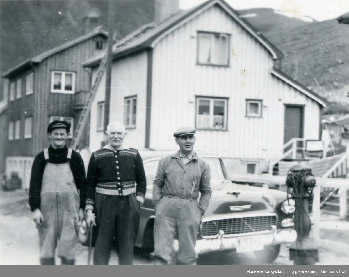 Gatebilde. Sevald Marthinsen (t.v.), Johan Eliassen (midten) og Magnus Eliassen i Nordvågen. Etter 1955.