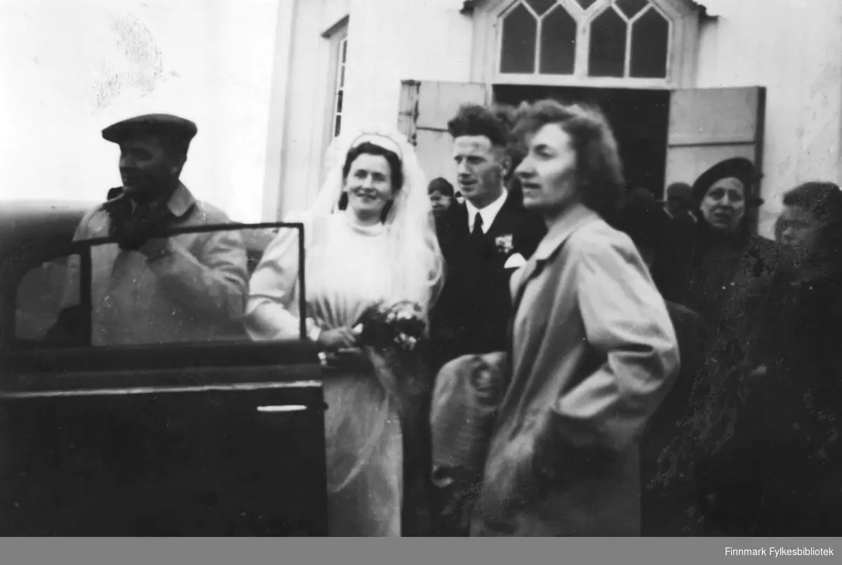 Bryllupet til Karl og Hildur Karlsen. Bildet tatt utenfor Nesseby kirke på slutten av 1940-årene.