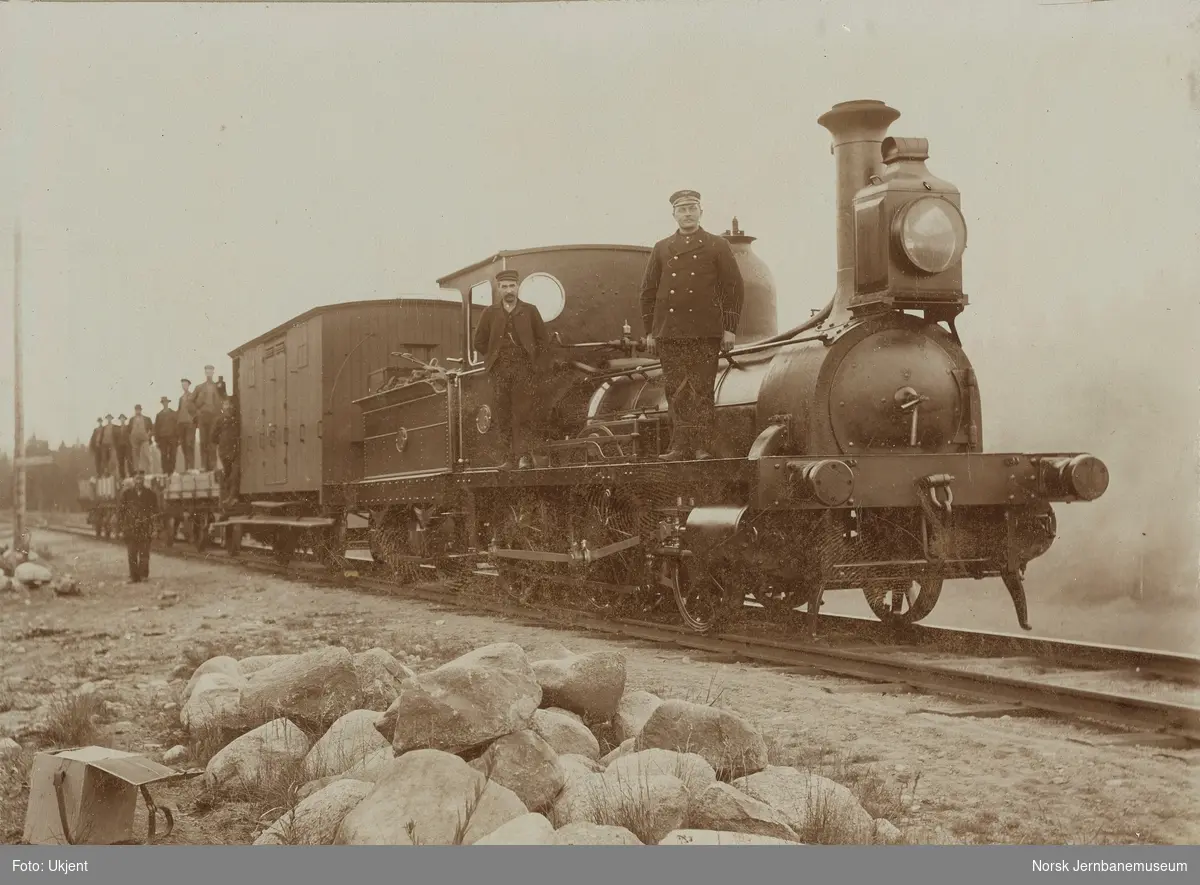 Damplokomotiv type 2a nr. 16 med grensevakter i Eidskog mellom Kongsvinger og Charlottenberg i 1905