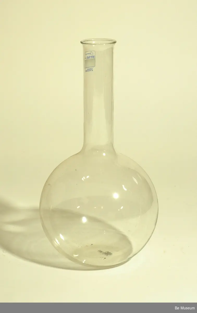 Form: Kuleforma m. sylinderforma hals.
