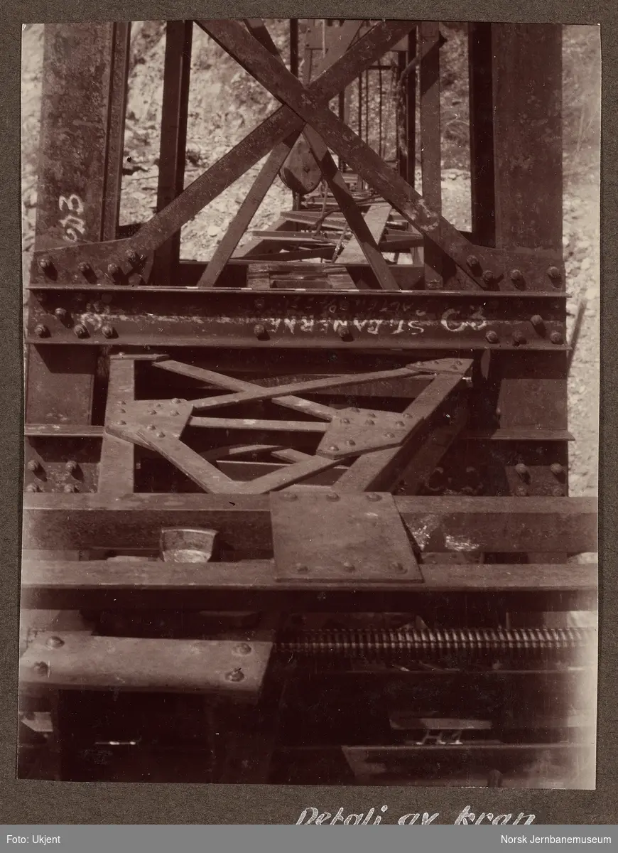 Tjerndalen viadukt på Bratsbergbanen under bygging. Detalj av kran som ble brukt for heising av bærevegger