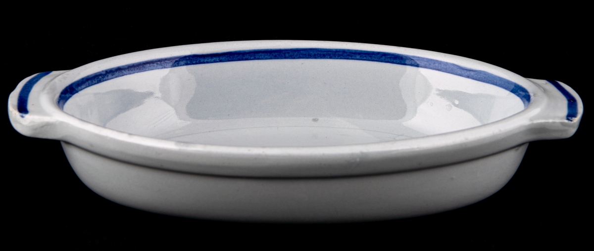 Oval eldfast omelettform, modell AW, storlek 1, dekor Blått band.