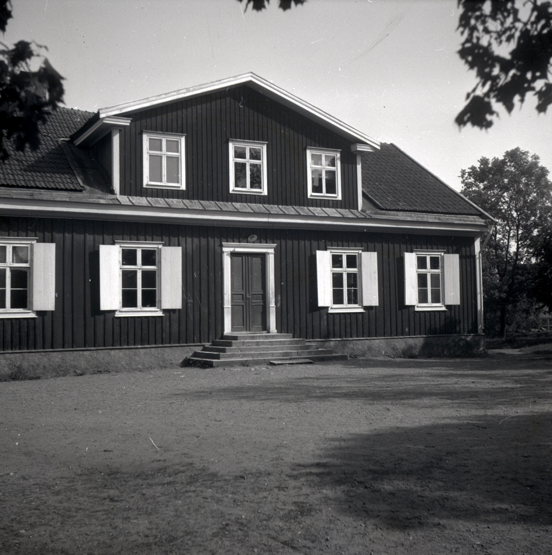Tingshuset i Rockneby, huvudbyggnaden och bod med klockstapel.
