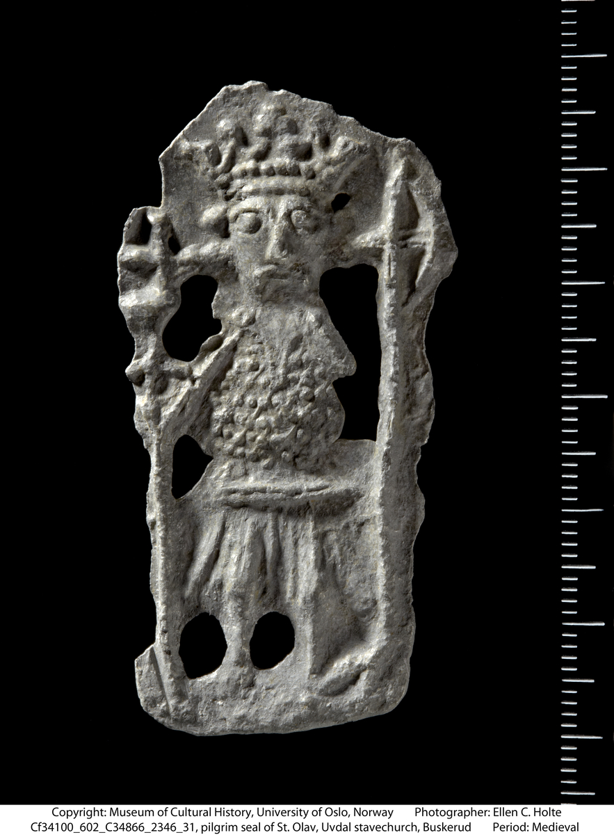 Pilgrimsmerke av støpt bly.Motivet viser en kronet St. Olav med øksen i høyre hånd. Pilegrimsmerke for Nidaros.