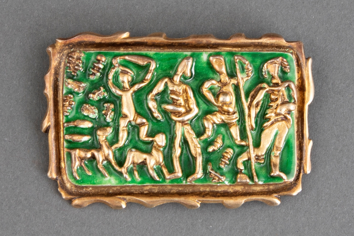 Rektangulær brosje i forgylt sølv med grønn emalje. Pastoralt motiv med fire stiliserte menneskefigurer og to dyr.