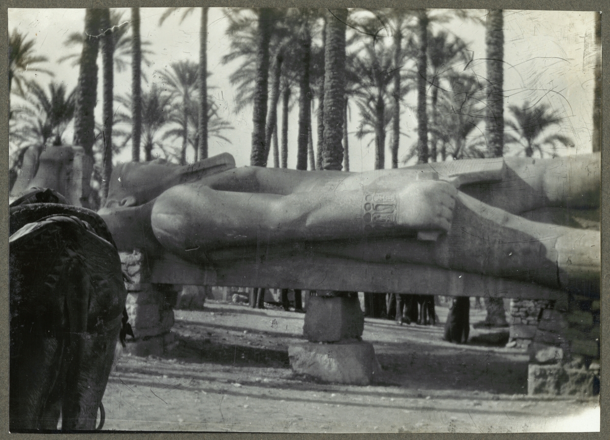 Bilden visar en skulptur av en farao som ligger på ryggen.