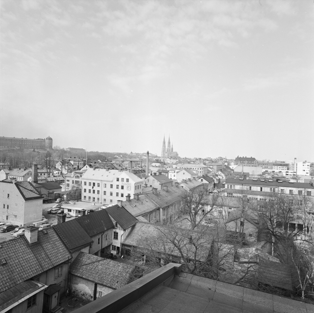 Utsikt från Kungsängsgården över domkyrkan och slottet, Uppsala 1965