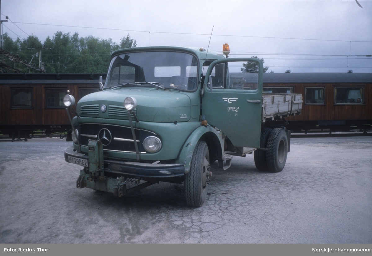 Lastebil fra NSB, Mercedes-Benz 1419, KT29862 på Lunde stasjon