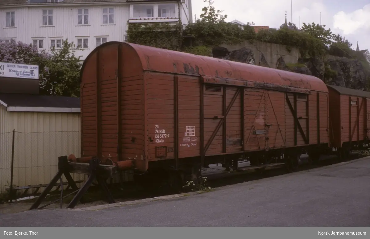 Lukket godsvogn Gbkls 158 5472-7 på Kragerø stasjon
