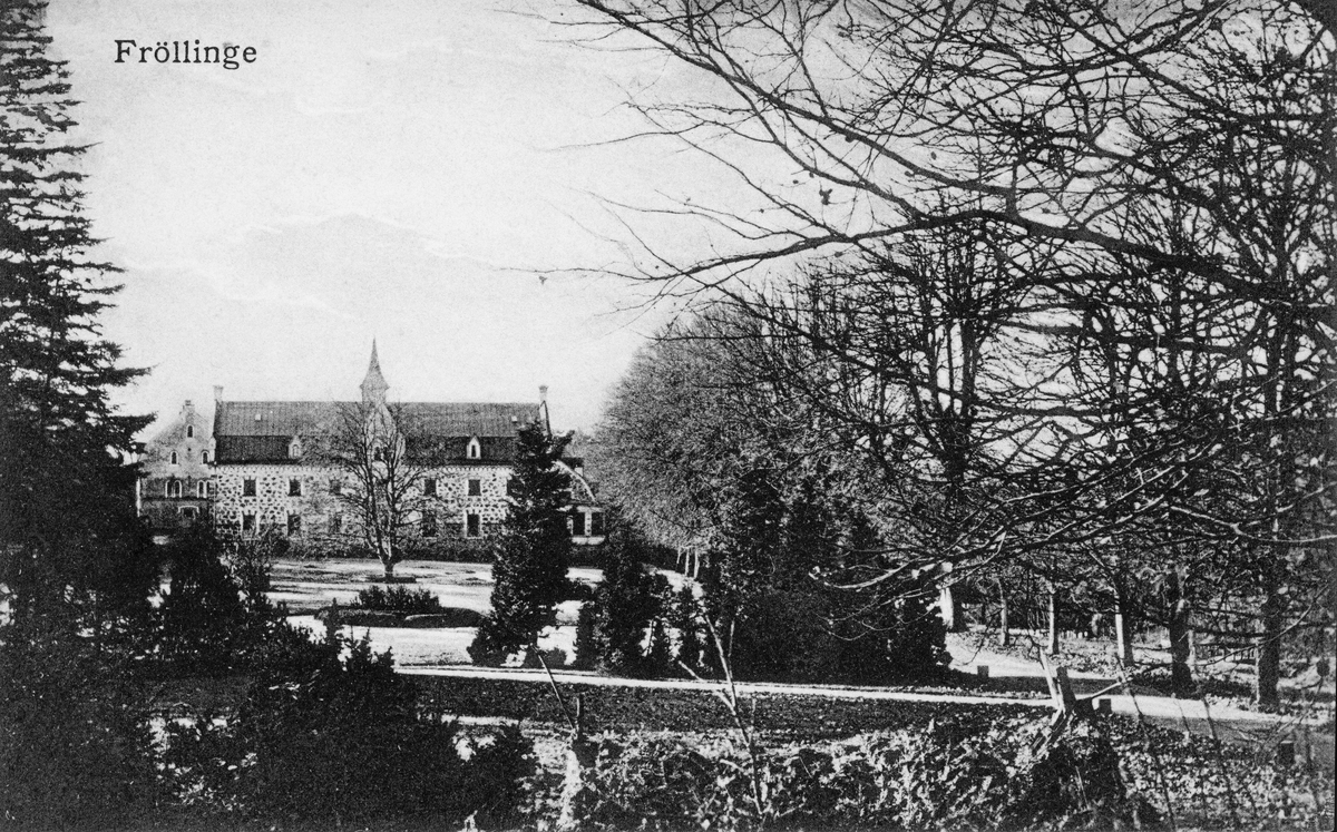 Vykort, "Fröllinge". Vy över Fröllinge slotts park med corps-de-logiet i bakgrunden. Till höger en allé. Bilden är densamma som bildnr F9187 (odelat brevkort) och är således tagen före 1905. Här är bilden använd till ett vykort, dvs med plats för både adressat och meddelande på baksidan, vilket blev tillåtet 1905.