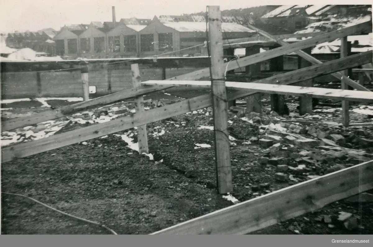 Deler av Kirkenes i 1945 med Separasjonsverket til A/S Sydvaranger i bakgrunnen.