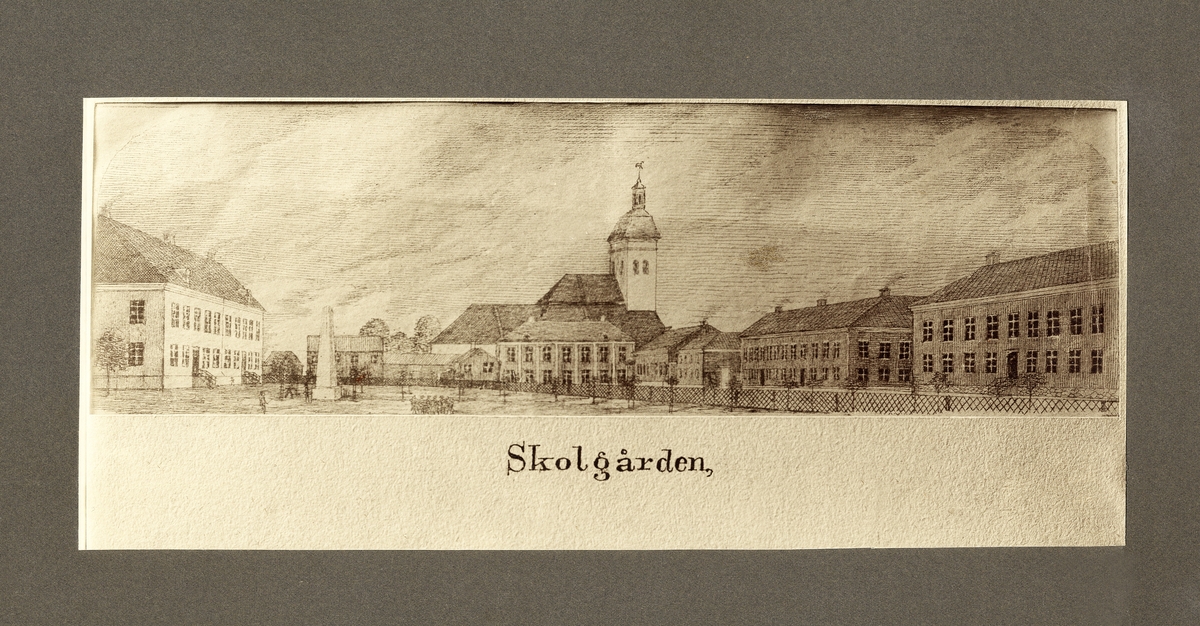 Skolgården till det nybyggda Växjö Elementarläroverk (senare Norrtullskolan) med monumentet över domprosten Håkan Sjögren, ca 1845.
I bakgrunden ser man bl a Karolinerhuset och domkyrkan och till höger bebyggelsen längs Skolgatan.
Avfotograferad teckning.