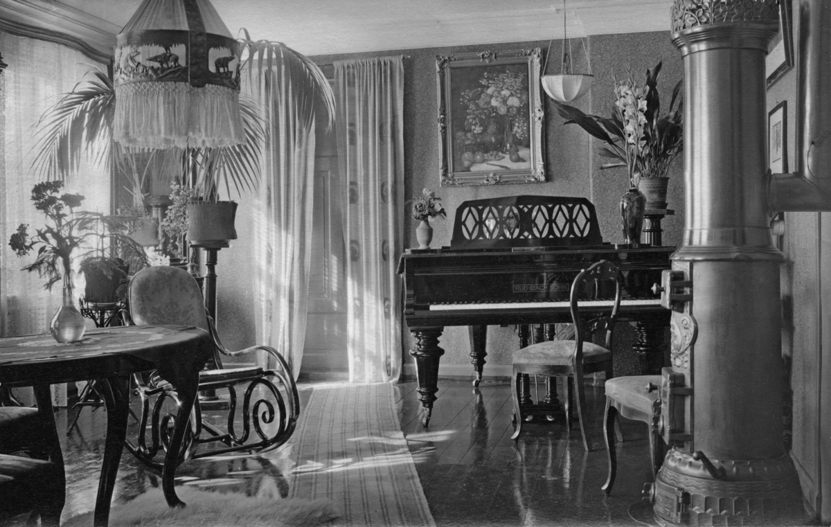 Bildet er fra stua i Aagot (f. Samuelsen) og Walter Klausens hjem i Spenningsgate 2. De kjøpte antakelig huset i 1923-24.