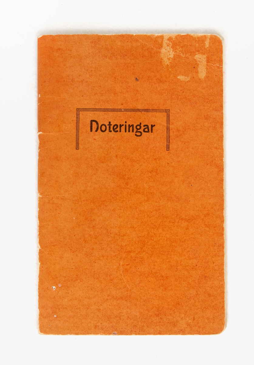 Orderbok med brunt pärmomslag och inlaga av randat papper. 1935 - 1942. På framsidan: "Noteringar". Den första ordern: "Anders Nygren, pressat kostim å överrock, 3,75".