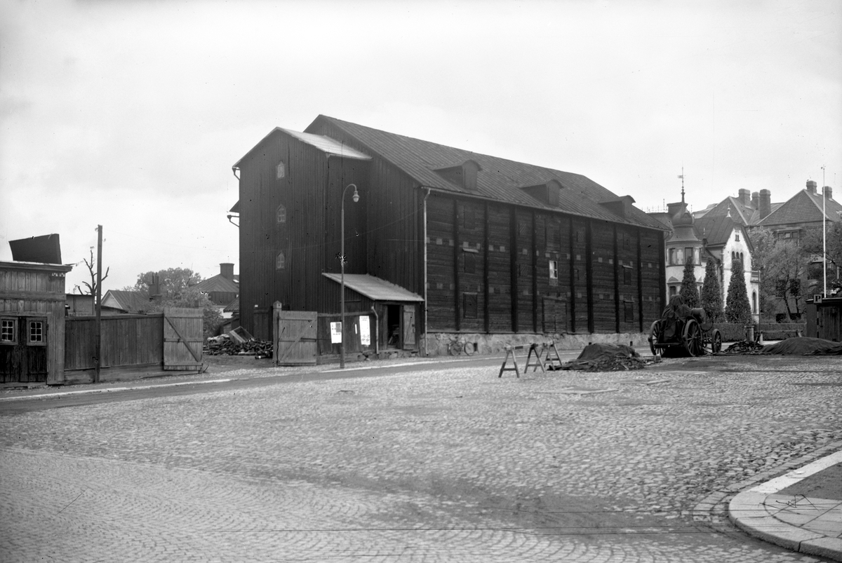 Kronomagasinet invid Magasinstorget i Linköping var ursprungligen del av det statliga kronobränneri som förlades till platsen under 1700-talets senare del. Byggnaden revs i början av 1950-talet för att ge plats för stadens elverk och vidare koncernen Tekniska verkens kontor . Här en vy från Nygatan i början av 1930-talet.
