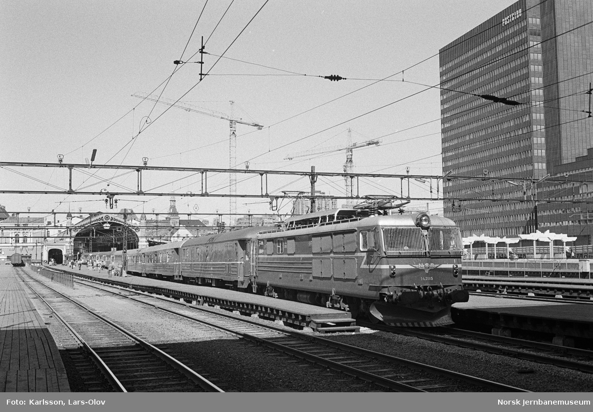 Elektrisk lokomotiv El 14 2185 med dagtoget til Bergen, tog 601, på Oslo Østbanestasjon