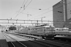 Elektrisk lokomotiv El 14 2185 med dagtoget til Bergen, tog 