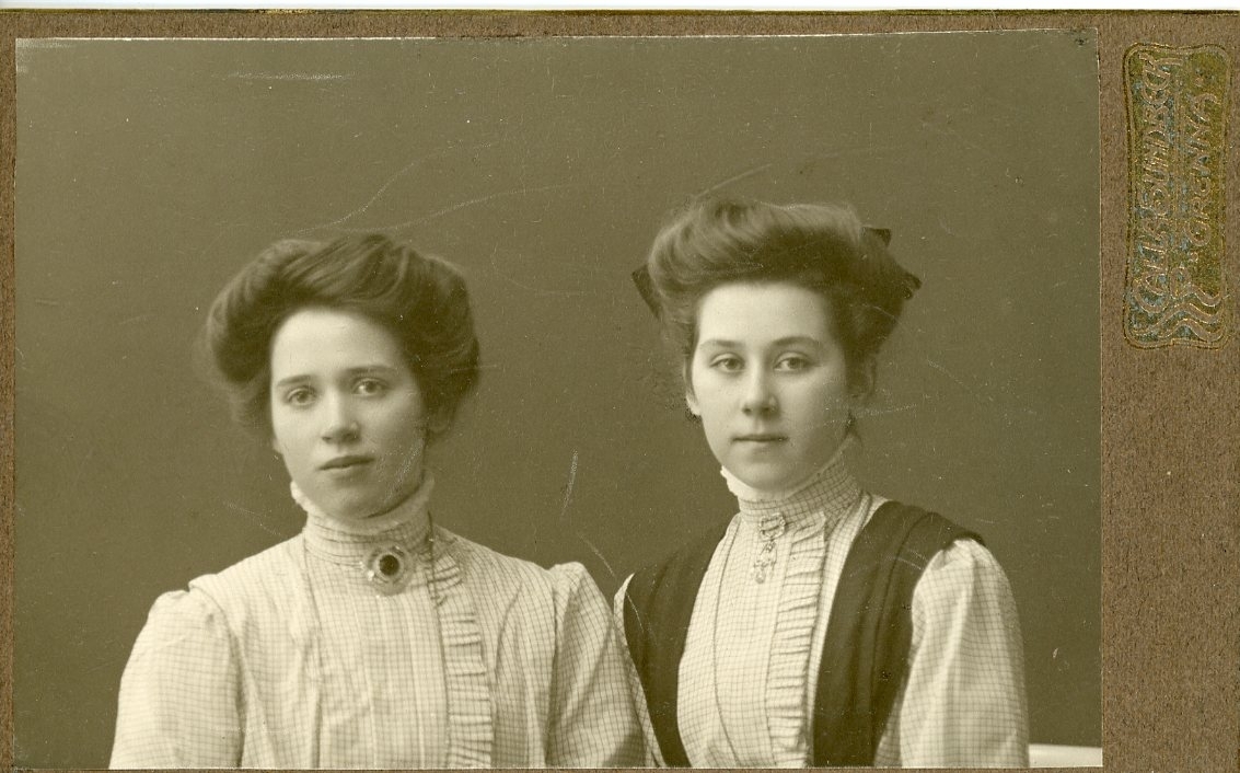 Kabinettsfotografi av två unga kvinnor.