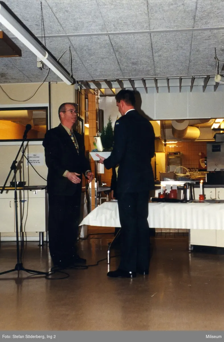 Jullunch i personalmatsalen på Ing 2. Till vänster Tommy "TS" Andersson och överste Bengt Axelsson, chef Ing 2.