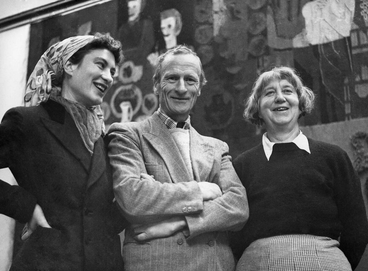 Mona, Hans og Hannah Ryggen foran verket "Den fortapte sønn" (1944). Fotografi tatt i 1952. Foto: Schrøder. (Foto/Photo)