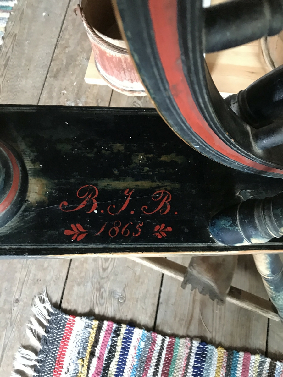 Initialene B.J.B (Brit J. Børset) og årstallet 1865 er skrevet med rød skrift. 