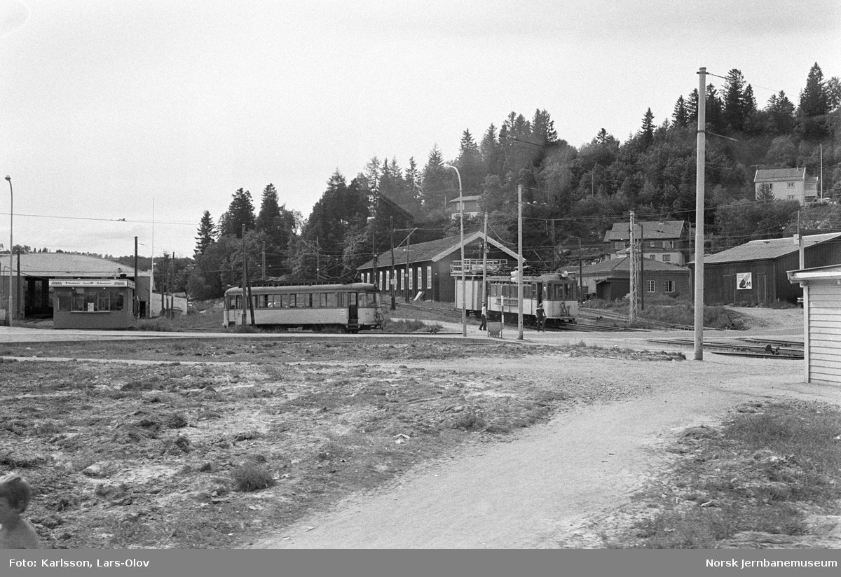 Gråkallbanens sporvogn nr. 36 (t.v.) ved vognhallen ved Munkvoll. Til høyre sporvogn (arbeidsvogn) nr. 4 med ledningsvogn