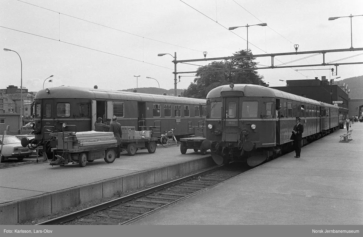 Dieselmotorvogner og styrevogner for dieselmotorvogn type 86 på Trondheim stasjon. Til høyre BM 86 61 med styrevogn BFS86, til venstre styrevogn BFS86 84