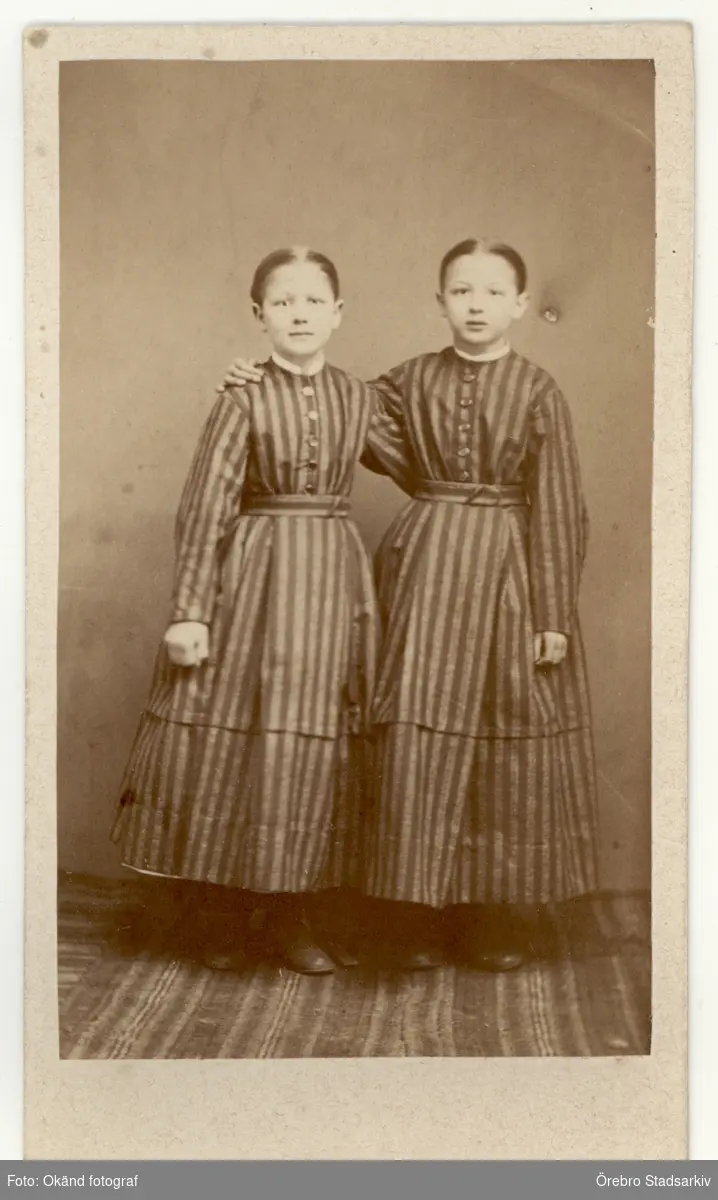 Två flickor i randiga klänningar