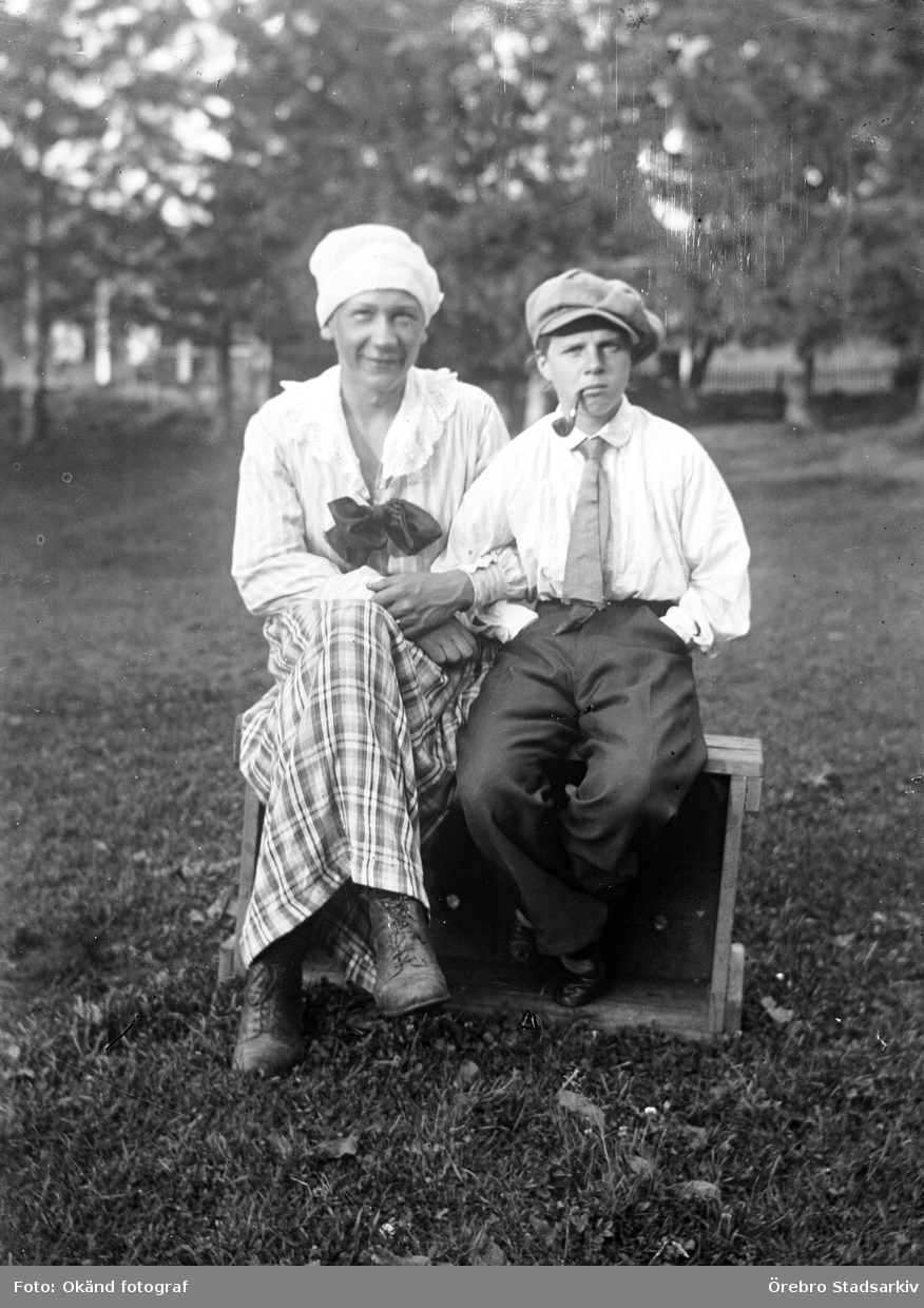 Kvinna och pojke

Från vänster: Astrid Widestrand född 1899 i Viby, Hans Widestrand född 1903 i Viby